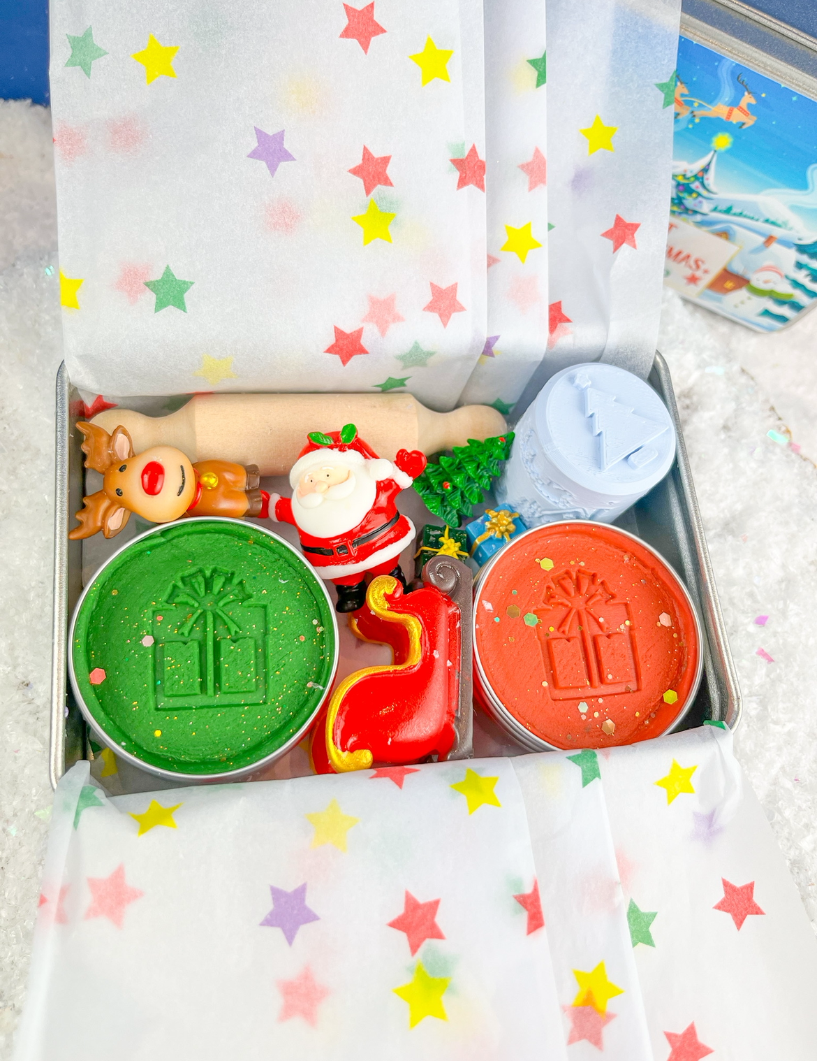 Dough on the Go Play Tin with red and green Playdough, Christmas themed accessories and figures