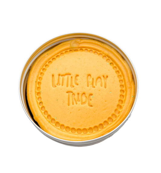 50g tin of yellow playdough imprinted with Little Play Tribe stamp. Filled with blue playdough and green glitter which combines for a magic colour changing screen free activity